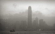 纯粹的光影美学 人文建筑黑白摄影壁纸 Victoria Harbor in the Mist Hong Kong 香港维多利亚港湾的薄雾桌面壁纸 纯粹的光影美学人文建筑黑白摄影壁纸 人文壁纸