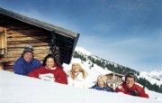 滑雪圣地 阿尔卑斯山度假壁纸 小屋前留影图片壁纸 滑雪圣地阿尔卑斯山度假壁纸 人文壁纸